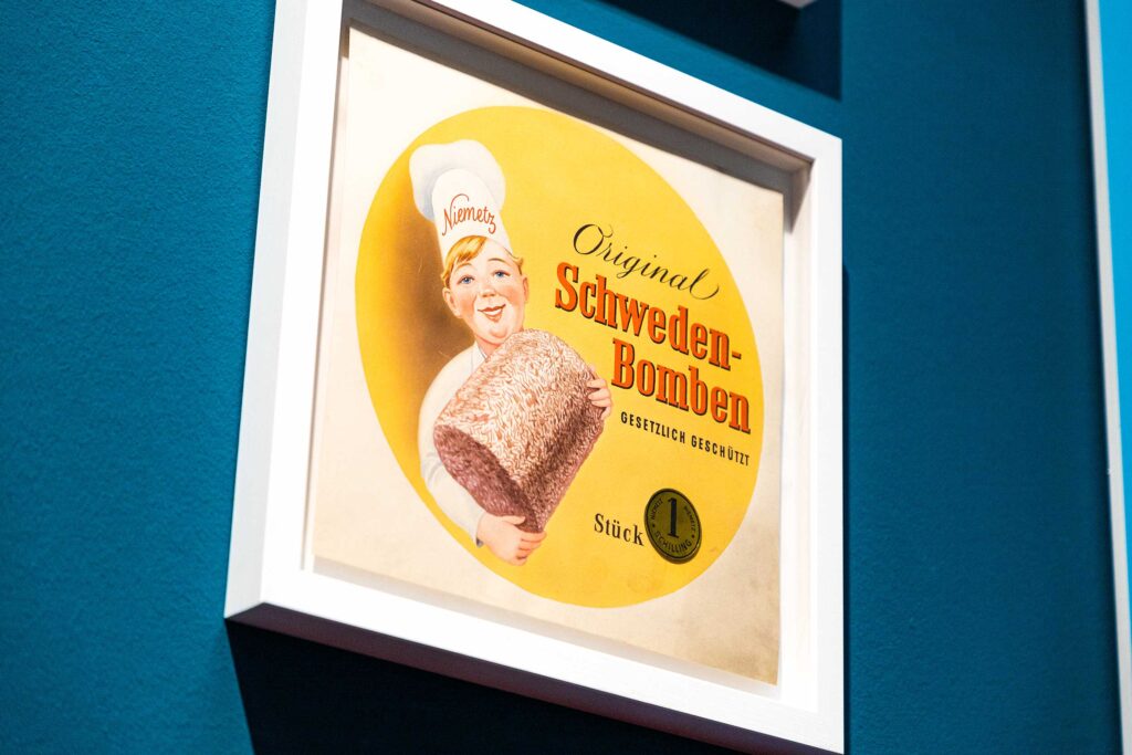 Schwedenbomben bei der Ausstellung Austrian Brand Stories von Christian Thomas · Branding Agentur Wien