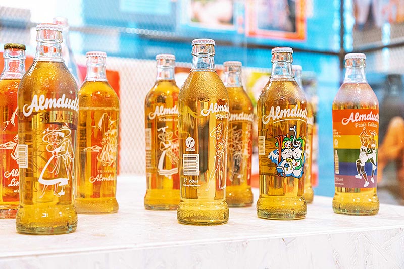 Almdudler bei der Ausstellung Austrian Brand Stories von Christian Thomas · Branding Agentur Wien